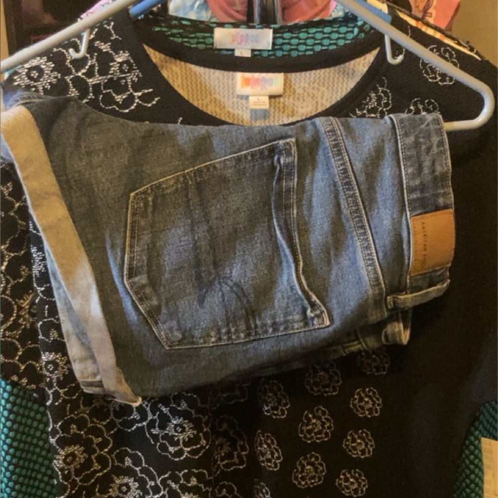 Women’s American Eagle size 6 Blue Denim shorts in excellent condition